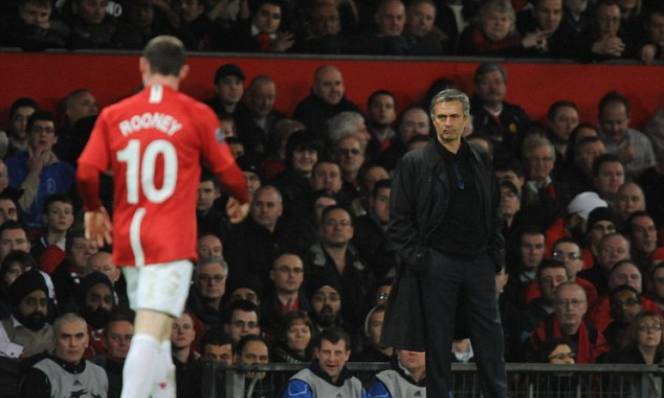 Rooney tiếp tục bị Mourinho 