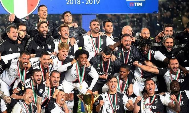 Gia đình Ronaldo đến chúc mừng anh và Juventus ăn mừng chức vô địch Serie A