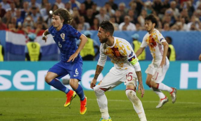 Modric nói gì với thủ môn Croatia trước quả penalty của Ramos?