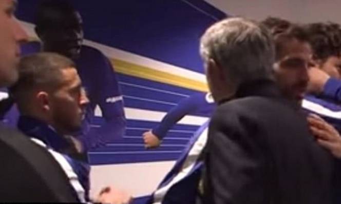 Dù đứng cạnh, Hazard và Mourinho vẫn không thèm nhìn mặt nhau